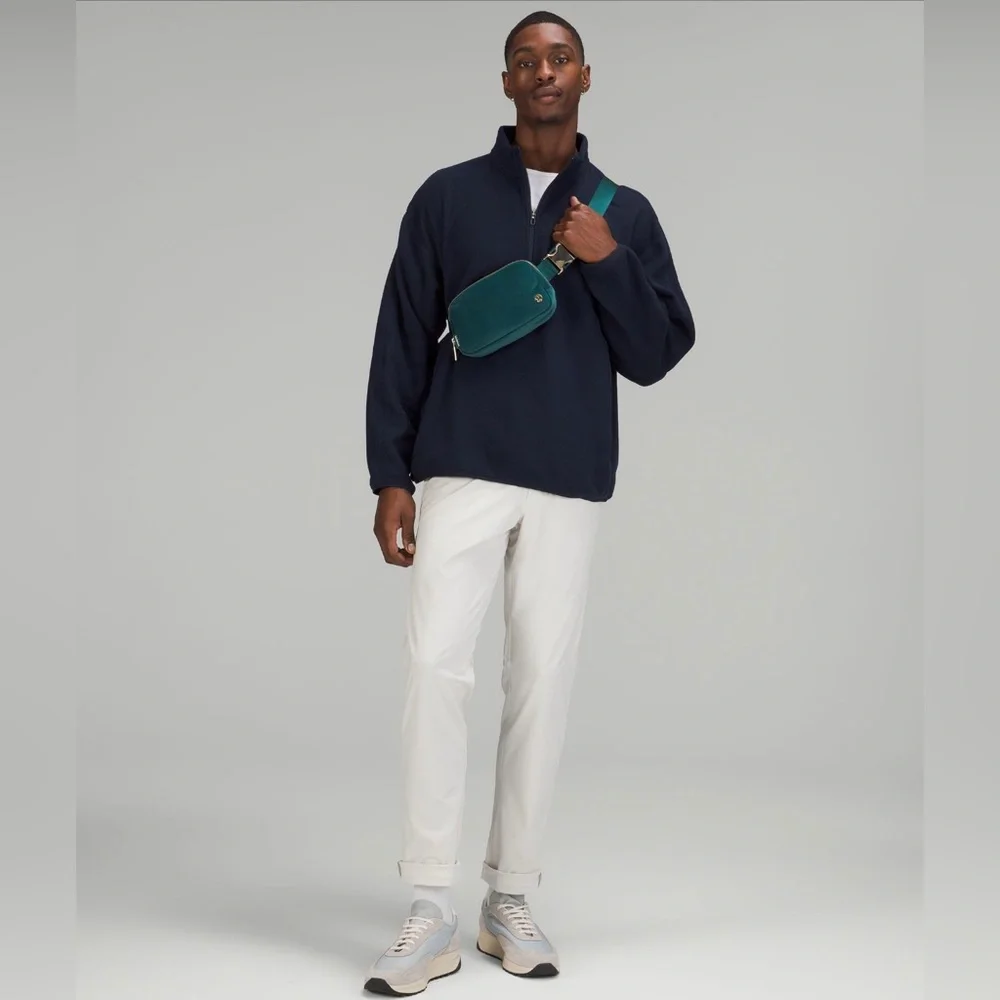 Lululemon Everywhere Belt Bag 
Velour 1L  green jasper/gold belt bag LAST 2 🎉 - Picture 3 of 9